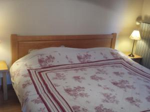 Una cama con una manta rosa y blanca. en Appartement Les Gets, 3 pièces, 6 personnes - FR-1-671-133, en Les Gets