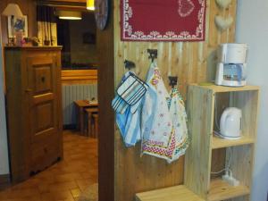 una cocina con una encimera con toallas en un estante en Appartement Les Gets, 3 pièces, 6 personnes - FR-1-671-133, en Les Gets