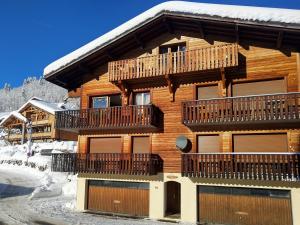 Cabaña de madera con balcón en la nieve en Appartement Les Gets, 3 pièces, 6 personnes - FR-1-671-133, en Les Gets