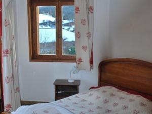 Photo de la galerie de l'établissement Chalet spacieux aux Gets - 4 chambres, 12 pers, proche centre et remontées, Wi-Fi, garage - FR-1-671-237, aux Gets