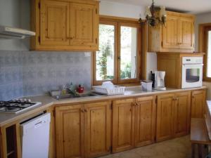 ครัวหรือมุมครัวของ Chalet spacieux aux Gets - 4 chambres, 12 pers, proche centre et remontées, Wi-Fi, garage - FR-1-671-237