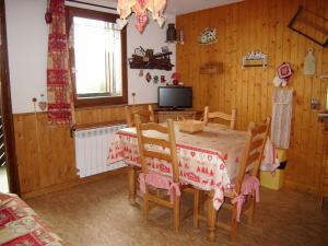 a dining room with a table and chairs and a television at Appartement cosy avec Wifi, 4 pers, 300m des pistes à Crest-Voland - FR-1-733-141 in Crest-Voland