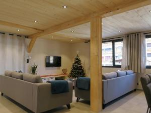 TV a/nebo společenská místnost v ubytování Chalet Luxueux aux Gets avec Jacuzzi, Proche des Pistes et du Centre, Idéal Familles et Groupes - FR-1-671-122