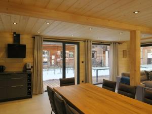 Photo de la galerie de l'établissement Chalet Luxueux aux Gets avec Jacuzzi, Proche des Pistes et du Centre, Idéal Familles et Groupes - FR-1-671-122, aux Gets