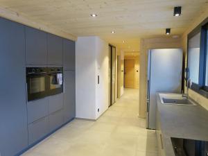 Photo de la galerie de l'établissement Chalet Luxueux aux Gets avec Jacuzzi, Proche des Pistes et du Centre, Idéal Familles et Groupes - FR-1-671-122, aux Gets