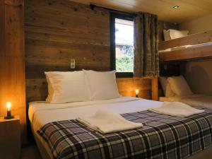 Photo de la galerie de l'établissement Chalet Luxueux aux Gets avec Jacuzzi, Proche des Pistes et du Centre, Idéal Familles et Groupes - FR-1-671-122, aux Gets