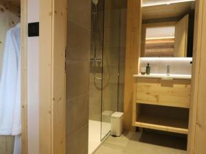 Koupelna v ubytování Chalet Luxueux aux Gets avec Jacuzzi, Proche des Pistes et du Centre, Idéal Familles et Groupes - FR-1-671-122 + 8 fotografií