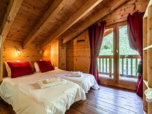 Giường trong phòng chung tại Superbe chalet 4 chambres, jacuzzi, proche télécabines et centre des Gets - FR-1-671-96