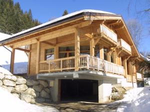 Photo de la galerie de l'établissement Superbe chalet 4 chambres, jacuzzi, proche télécabines et centre des Gets - FR-1-671-96, aux Gets