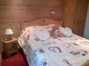 zwei Teddybären auf einem Bett in der Unterkunft Appartement Les Gets, 2 pièces, 4 personnes - FR-1-671-103 in Les Gets