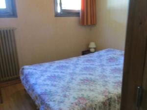 a bedroom with a bed with a blue blanket at Appartement Les Gets, 3 pièces, 6 personnes - FR-1-671-228 in Les Gets