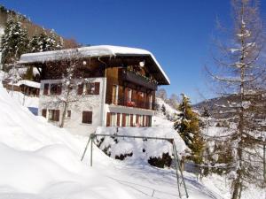 a building covered in snow in front at Appartement Les Gets, 3 pièces, 6 personnes - FR-1-671-228 in Les Gets