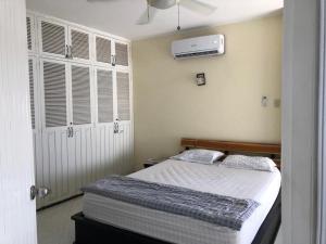1 dormitorio con 1 cama y aire acondicionado en la pared en Apartamento en excelente ubicación, en Manta