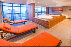 y un baño grande con bañera y 2 lavabos. en LUXO 710-Quarto e Sala com Varanda de frente Mar, en Maceió 42 fotos más