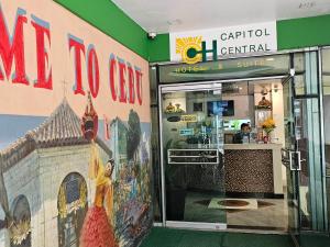 una tienda frente con una pintura de un edificio en Cebu Capitol Central Hotel & Suites powered by Cocotel en Cebu City