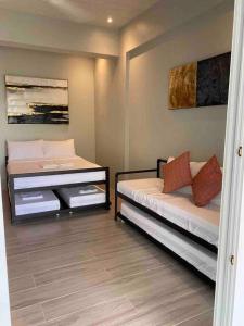 Zimmer mit 2 Betten in einem Zimmer in der Unterkunft Modern Chic Beachfront Unit at Canyon Cove Nasugbu in Nasugbu