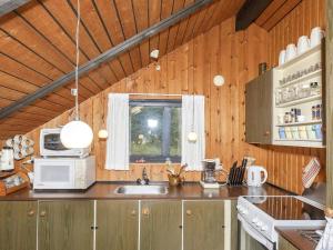 Kuchyň nebo kuchyňský kout v ubytování 8 person holiday home in Løgstør-By Traum