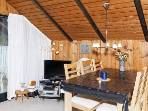 TV a/nebo společenská místnost v ubytování 8 person holiday home in Løgstør-By Traum