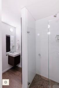 y baño con lavabo y ducha acristalada. en Acogedor apartamento!, en Bogotá