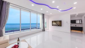 un soggiorno con vista sull'oceano di Roses Pool Villa D a Geoje