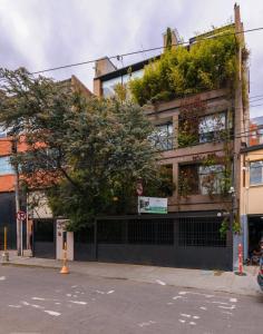 un edificio con un árbol al lado de una calle en Acogedor apartamento!, en Bogotá