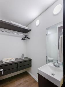 y baño con lavabo y espejo. en Acogedor apartamento!, en Bogotá