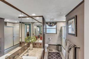 ein Bad mit einem Waschbecken und einem WC in der Unterkunft Cozy 4 Bedroom Home - Minutes to Downtown Tulsa in Tulsa