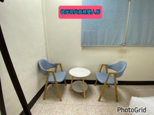 3 sillas y una mesa en una habitación en 模範人家-包棟-彼岸市區館, en Jincheng