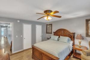Schlafzimmer mit einem Bett und einem Deckenventilator in der Unterkunft Cozy 4 Bedroom Home - Minutes to Downtown Tulsa in Tulsa