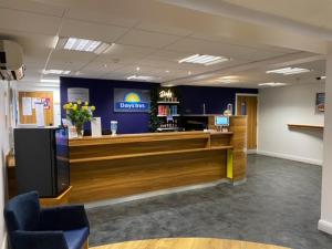 a waiting room with acisionasteryasteryasteryasteryasteryasteryasteryasteryasteryastery at Days Inn Corley NEC - M6 in Coventry