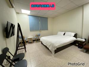 1 dormitorio con 1 cama en una habitación con escalera en 模範人家-包棟-彼岸市區館, en Jincheng