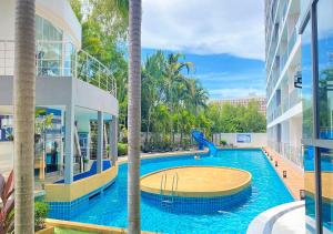 una piscina con un tobogán en un edificio en Laguna Beach Resort 1 Condominium, en Jomtien Beach