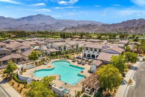 - une vue aérienne sur un complexe hôtelier avec une piscine dans l'établissement PGA West -3 bdrm house w/Bonus Loft, Sleeps 8, Pool, Gym, à La Quinta