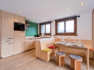 Dapur atau dapur kecil di Appartement lumineux 50m² au centre de Courchevel Village, proche des pistes et commerces - FR-1-562-77