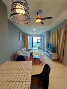 sala de estar con sofá y ventilador de techo en D'Aqiela Homestay @ ITCC en Penampang