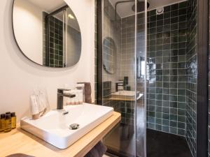 Bilik mandi di Appartement lumineux 50m² au centre de Courchevel Village, proche des pistes et commerces - FR-1-562-77