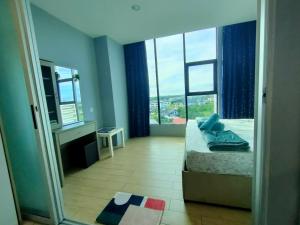 1 dormitorio con cama y ventana grande en D'Aqiela Homestay @ ITCC en Penampang