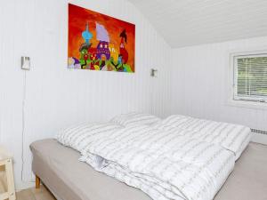 - une chambre avec un lit orné d'une peinture murale dans l'établissement Holiday home Højslev, à Højslev