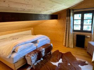 a bedroom with a bed in a log cabin at Chalet Flumet, 6 pièces, 10 personnes - FR-1-505-191 in Flumet