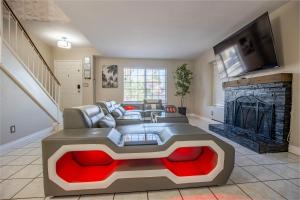 uma sala de estar com um sofá e uma lareira em 1800 SqFt House W/Heated Pool Spa 13Min From Strip em Las Vegas
