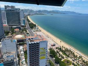 una vista aérea de la playa y del océano en Mường Thanh Nha Trang-Anna House en Nha Trang