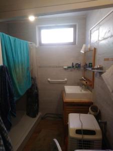 Ένα μπάνιο στο chambre chez l'habitant rouge maison ancienne