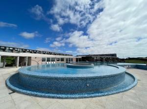 uma grande piscina em frente a um edifício em Linda Bay 614 em Mar de las Pampas