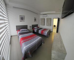 1 dormitorio con 2 camas en una habitación en Hotel Regata, en Iquique