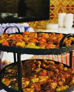 un vassoio di cibo sopra un tavolo di Bedouin bunch camp a Wadi Rum