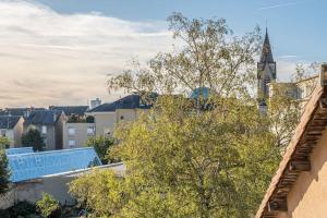 Una vista de una ciudad desde el tejado de un edificio. en Le Magnifique T3, en Limoges