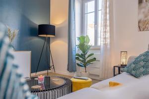 una sala de estar con un sofá y una mesa en Le Magnifique T3, en Limoges