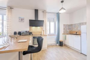 cocina con encimera y mesa con silla en Le Magnifique T3, en Limoges 20 fotos más