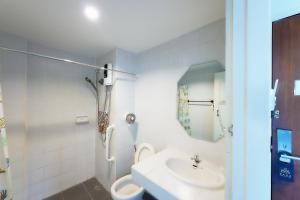 Ένα μπάνιο στο Nora Bukit Hotel