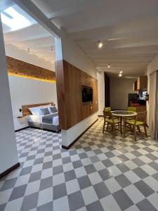 ein Hotelzimmer mit einem Tisch und einem Bett in der Unterkunft El Diamante Campestre in Medellín